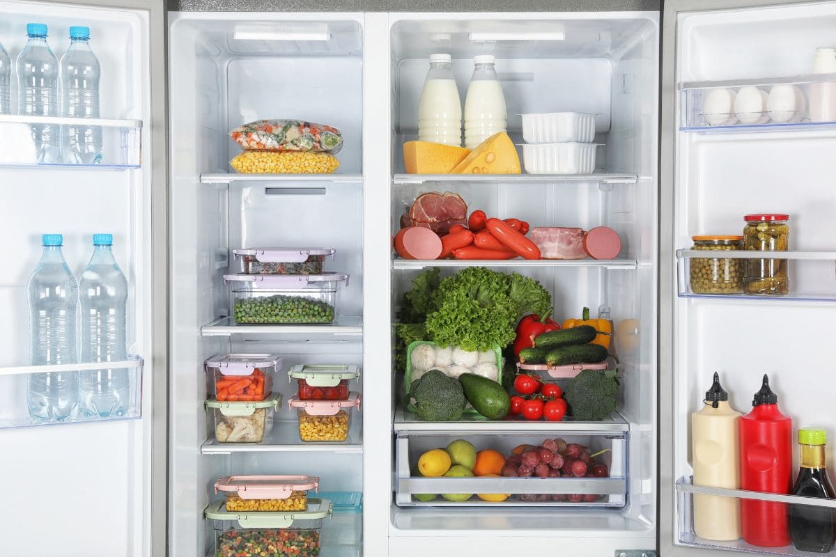 Внутренний вид организованного холодильника и морозильной камеры